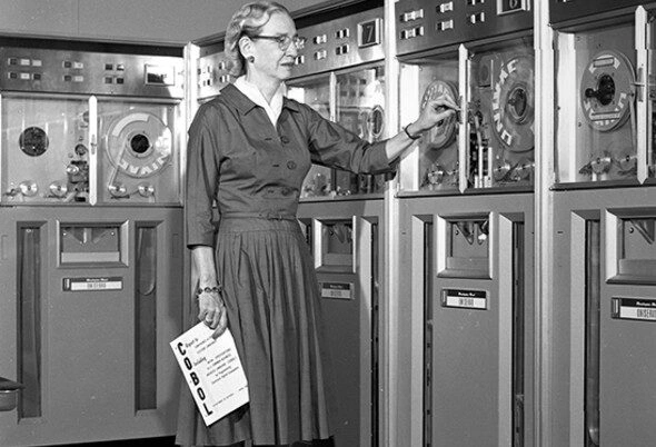 Grace Hopper con UNIVAC - pioniera dell'informatica