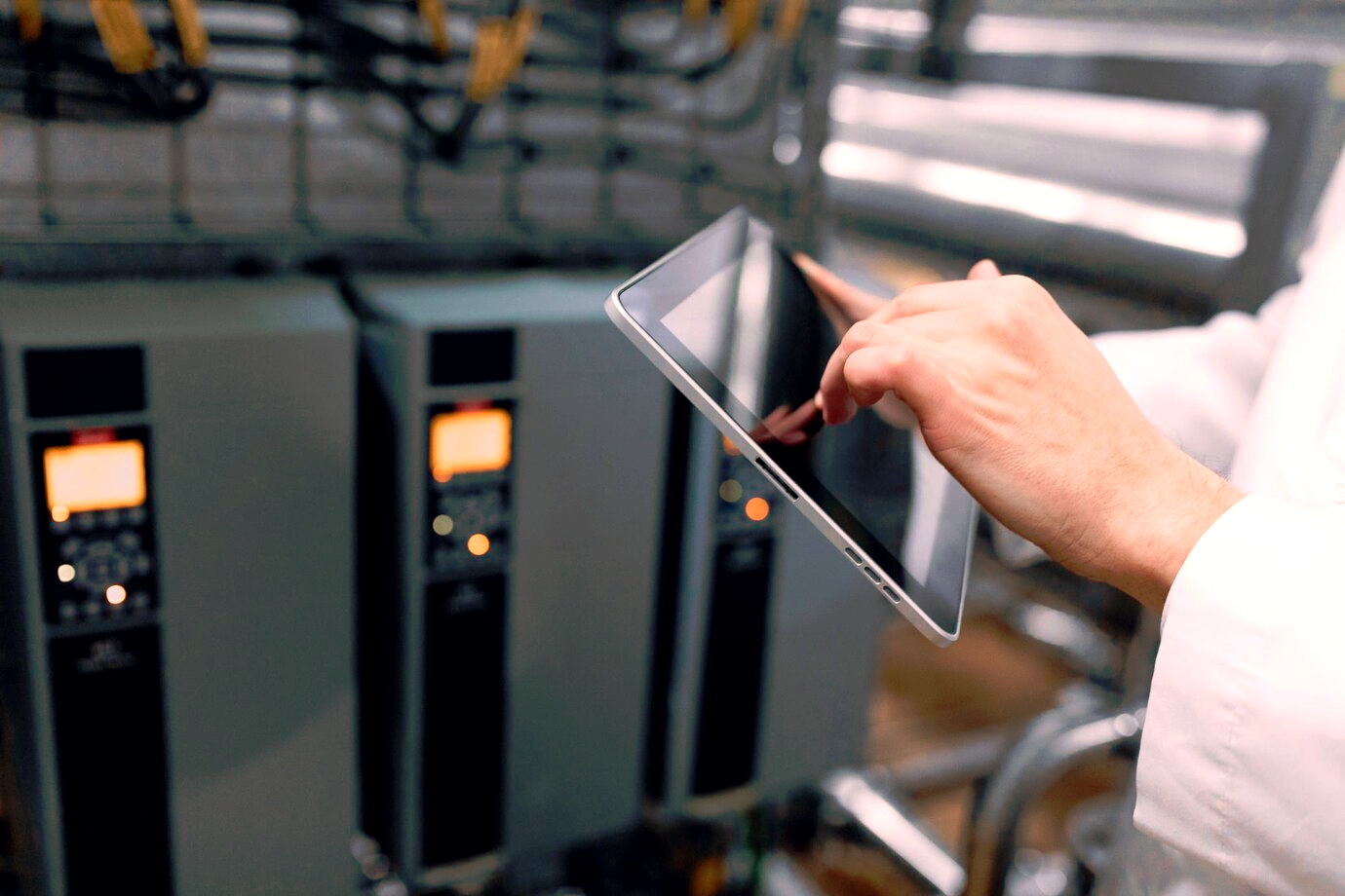 dettaglio di mani che tengono un tablet per monitorare il settaggio di un'infrastruttura it