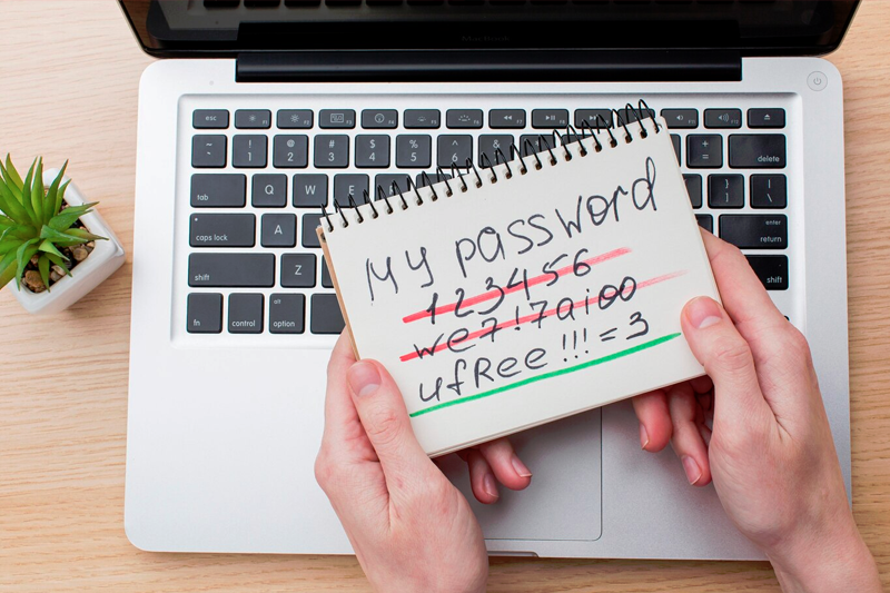 blocco note con password su un laptop