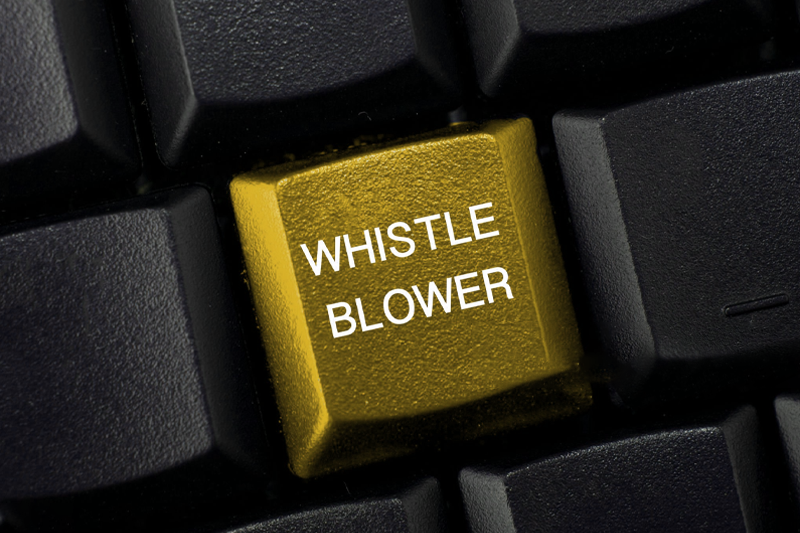 Tasto di tastira evidenziato in giallo con la scritta whistleblower