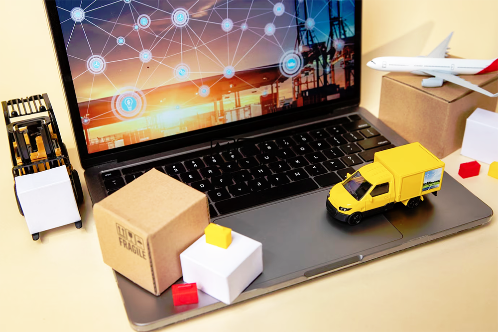 Modellini di camion e pacchetti su un notebook