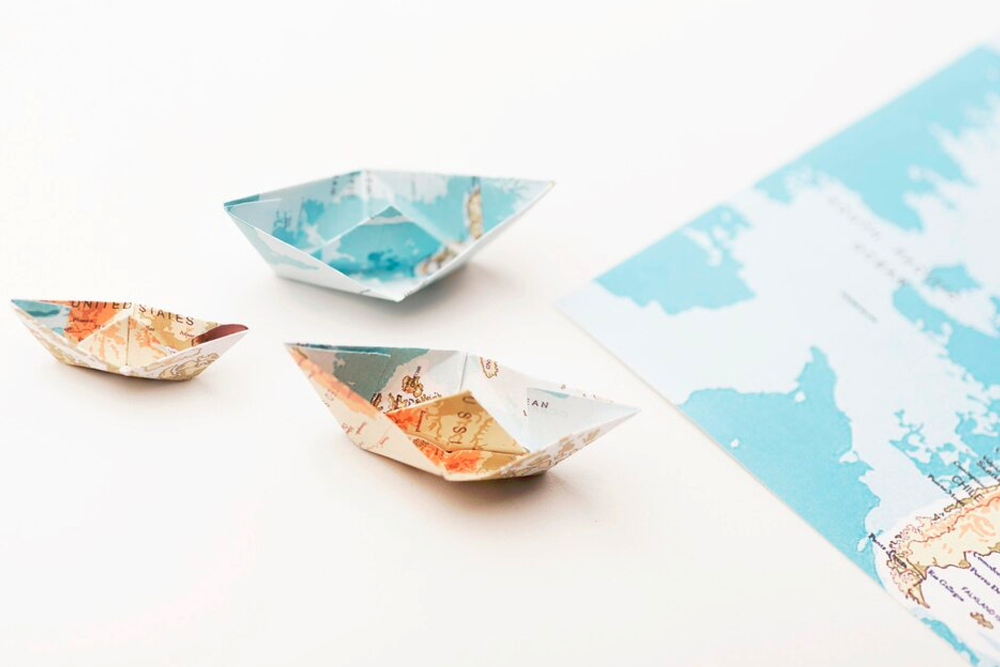 barchette di carta fatte con una cartina geografica