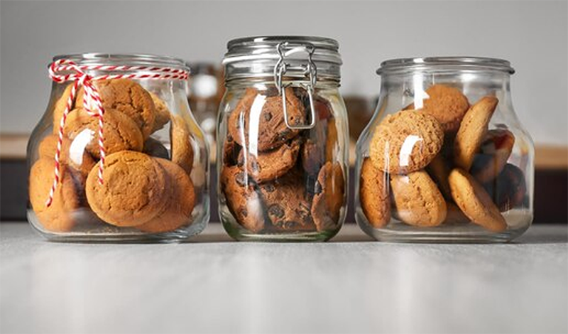barattoli di vetro contenenti biscotti
