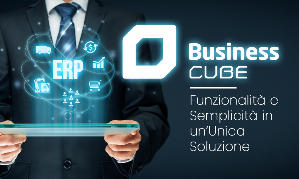 Business man che tiene in mano un tablet futuristico dal quale escono delle icone luminose