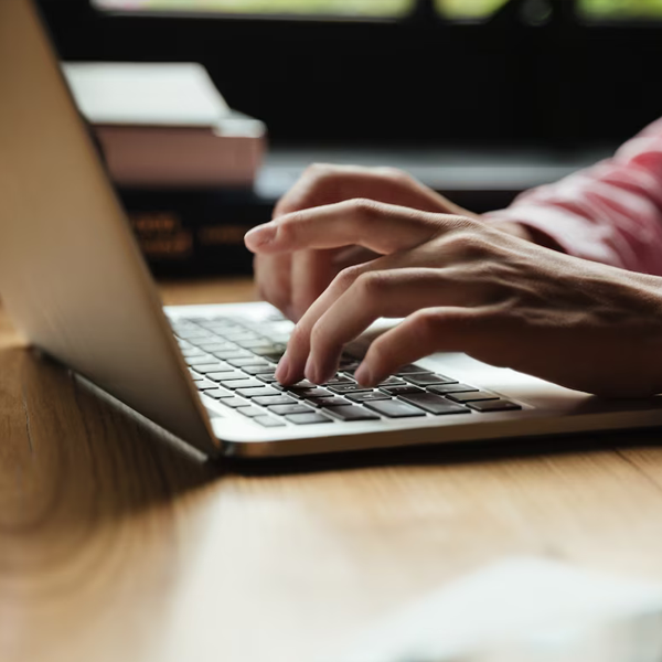 dettaglio di mani che digitano al pc