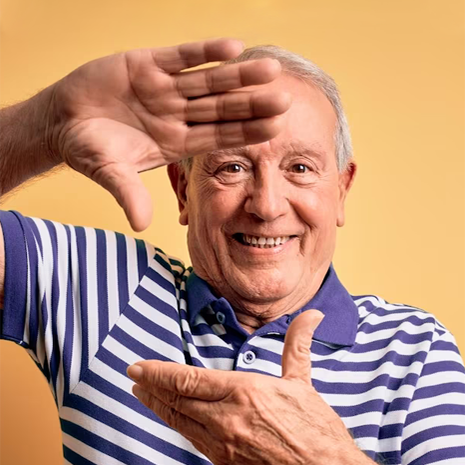 Uomo anziano simpatico