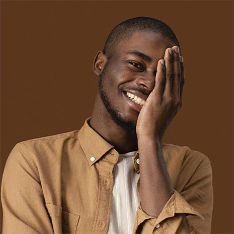 Uomo di colore sorridente