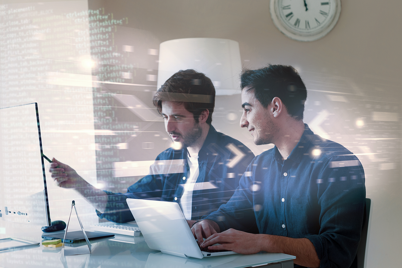 Due tecnici che discutono davanti a un computer